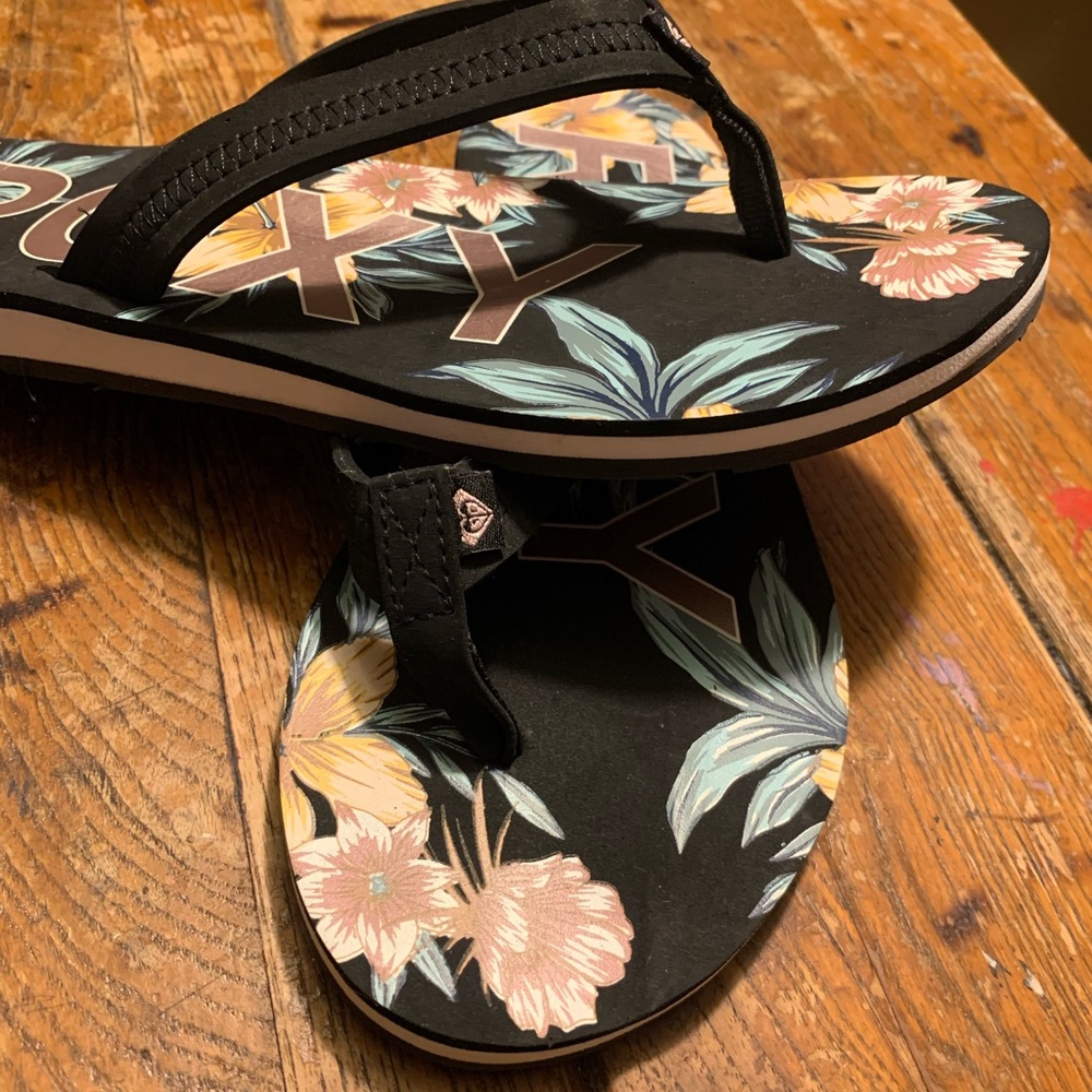 NEW Roxy flip flops